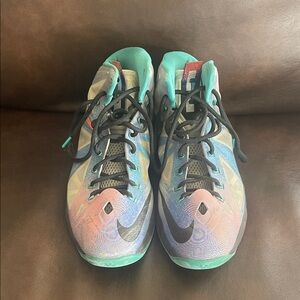 LeBron Basketball shoes  “re-entry” colorway